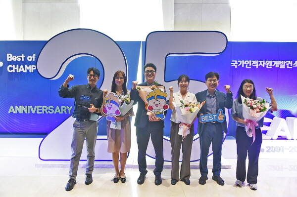 경과원은 용산 드래곤시티에서 열린 ‘2025 Best of CHAMP’에서 지역산업맞춤형 공동훈련센터 부문 노동부 장관상을 수상하고 기념 촬영을 하고 있다. 사진=경과원 제공