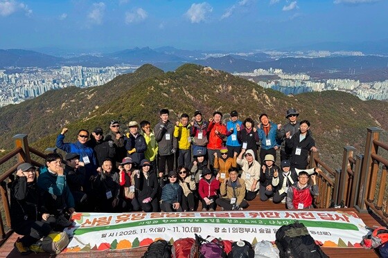 의정부시가 시민들과 함께 진행한 ‘산림 휴양 탐방로 발굴 사전답사’에서 참가자들이 전망대에 올라 기념촬영을 하고 있다. 사진=남양주시 제공