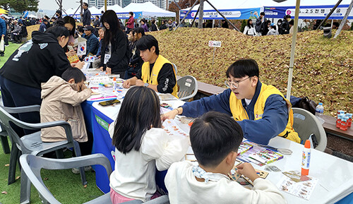 지난 8일 대구 남구 앞산빨래터공원에서 열린 '제3회 청소년과 함께하는 보훈문화축제'에 사회봉사 교과목 수강생들이 참여하고 있다. 사진=경일대 제공