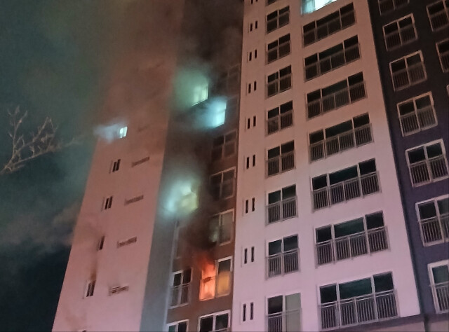 11월 12일 대전소방본부에 따르면 이날 오전 4시 30분쯤 대전시 유성구 문지동의 한 아파트 5층에서 화재가 발생해 주민 60여 명이 대피했다. 사진=대전소방본부 제공