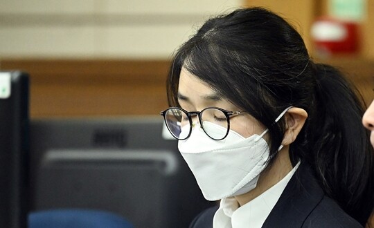 김건희 씨가 9월 24일 서울 서초동 서울중앙지법에서 열린 특정범죄가중처벌법상 알선수재 및 자본시장법·정치자금법 위반 등 사건 첫 재판에 출석했다. 사진=사진공동취재단