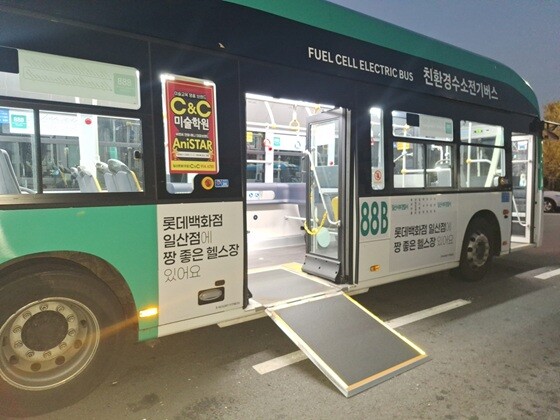 수소저상버스 휠체어 탑승용 경사판. 사진=고양특례시 제공