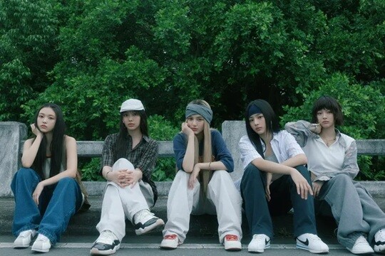 소속사 어도어(ADOR)와 전속계약 해지 분쟁을 이어왔던 걸그룹 뉴진스(NewJeans)의 멤버 가운대 해린(왼쪽 첫 번째)과 혜인(왼쪽 두번째)이 분쟁을 멈추고 소속사로 돌아가게 됐다. 사진=어도어 제공