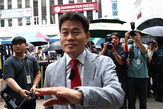 2025년 8월 14일 한국사 강사 전한길 씨가 서울 여의도 국민의힘 중앙당사에 출입하는 모습. 전 씨는 내란선전·선동 등 혐의로 경찰에 입건된 상태다. 하지만 수사는 제대로 이뤄지지 않고 있다. 사진=박은숙 기자