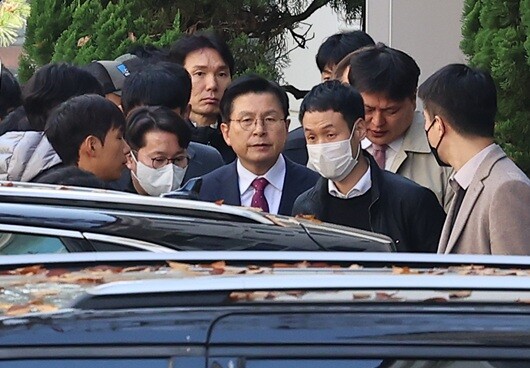 황교안 전 국무총리는 11월 12일 내란 사건을 수사 중인 조은석 특별검사팀에 의해 체포됐다. 황 전 총리는 내란선전선동 등 혐의를 받는다. 그는 12·3 비상계엄 직후 본인 페이스북에 "종북주사파를 척결해야 한다" 등 글을 썼다. 조은석 특검팀은 황 전 총리에 대한 구속영장도 이날 청구했다. 사진=연합뉴스