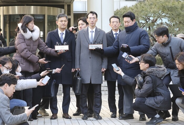 삼성 측 변호인단이 지난 2월 3일 서울고법에서 열린 ‘이재용 삼성전자 회장의 항소심 선고공판’이 끝난 후 취재진과 인터뷰를 하고 있다. 사진=박정훈 기자