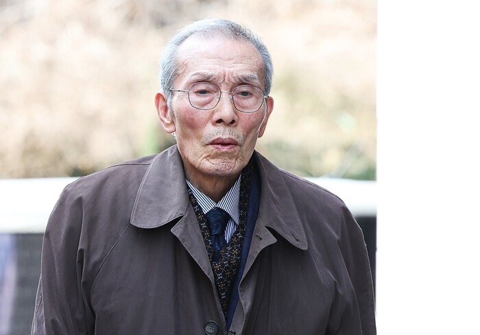 오영수 강제추행 혐의 사건과 관련해 11월 11일 열린 항소심 선고공판에서 수원지법 형사항소6부는 징역 8월에 집행유예 2년을 선고한 원심 판결을 파기하고 ‘무죄’를 선고했다. 사진=연합뉴스
