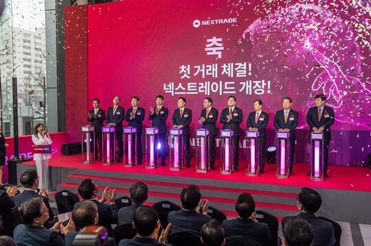 대체거래소(ATS) 넥스트레이드 출범으로 독점 체제가 깨지며 한국거래소가 IPO를 추진할 명분도 생겼다. 다만 한국거래소가 IPO에 나설 경우 독점 체제가 다시 강화될까봐 금융당국이 우려할 수 있다는 분석이 나온다. 지난 3월 여의도 금융투자센터빌딩에서 열린 ‘넥스트레이드’ 개장식에서 참석자들이 세리머니를 하고 있다. 사진=최준필 기자