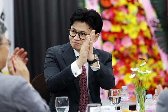 2025년 8월 11일 오후 광주 서구 홀리데이인 광주호텔에서 열린 김화진 국민의힘 전남도당 위원장 취임식에서 한동훈 전 대표가 박수치고 있다. 사진=연합뉴스