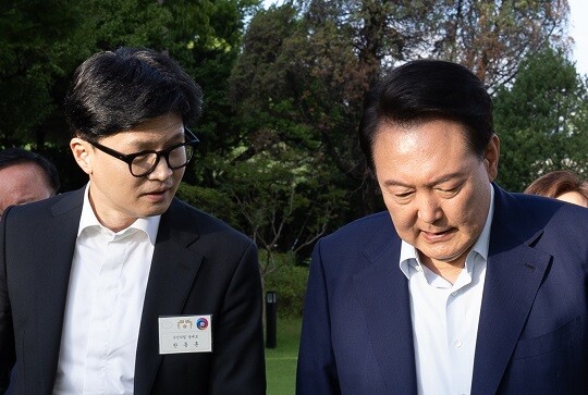 2024년 7월 24일 열린 국민의힘 신임 지도부 초청 만찬에서 대화하는 윤석열 전 대통령과 한동훈 전 대표. 사진=연합뉴스