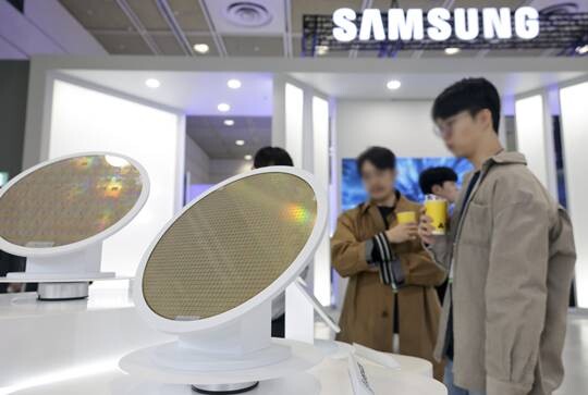 반도체 중심의 우리 산업 구조가 코스피의 상승 추세에 불안 요인으로 거론되고 있다. 서울 강남구 코엑스에서 열린 반도체 대전(SEDEX 2025) 행사 모습으로 기사의 특정 내용과 관련없다. 사진=박정훈 기자