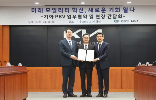 올해 3월 기아 PBV 업무협약을 맺는 김동연 경기도지사. 사진=경기도