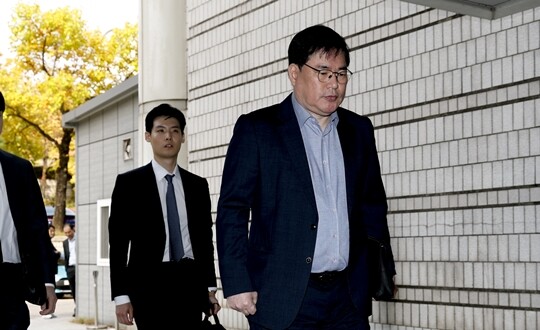 대장동 개발비리 의혹으로 재판에 넘겨진 유동규 전 성남도시개발공사 기획본부장이 10월 31일 서울중앙지법에서 열린 1심 선고공판에 출석하고 있다. 사진=연합뉴스