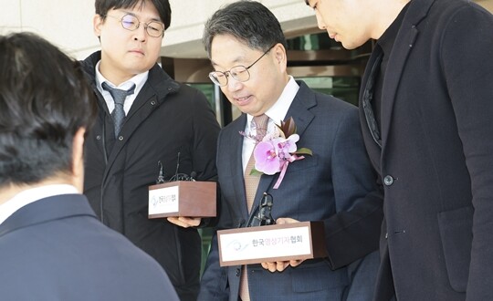 대장동 항소 포기 논란으로 사의를 표명한 노만석 전 검찰총장 직무대행이 11월 14일 서울 서초구 대검찰청에서 퇴임식을 마치고 청사를 나오고 있다. 사진=박정훈 기자