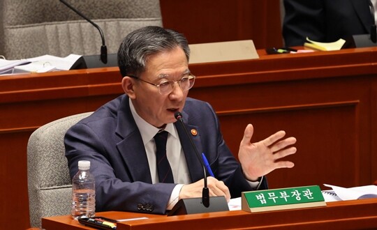 정성호 법무부 장관이 11월 12일 국회에서 열린 예산결산특별위원회 전체회의에서 의원 질의에 답변하고 있다. 사진=박은숙 기자
