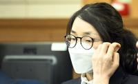 [현장] 엎드려 있더니 결국…김건희, 재판 시작 1시간도 안 돼 퇴정