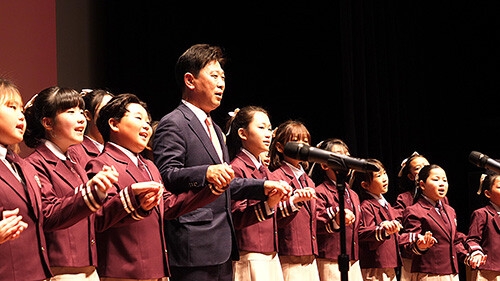 15일 박용선 경북도의원이 '의정 보고회'에 앞서 지역 어린이 합창단과 식전 행사를 갖고 있다. 사진=박용선 의원실 제공