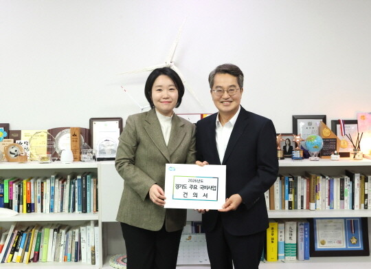 김동연 경기도지사가 17일 한병도 국회 예결위원장, 이소영 예결위 간사를 만나 내년도 경기도 국비사업 건의서를 전달하며 국비 확대를 요청했다. 사진=경기도