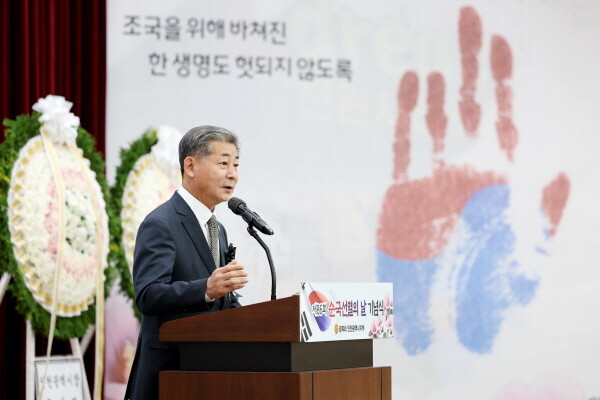 인천시의회 정해권 의장이 ‘제86회 순국선열의 날 기념식’에 참석해 순국선열의 숭고한 정신을 기리는 기념사를 전했다. 사진=인천시의회 제공