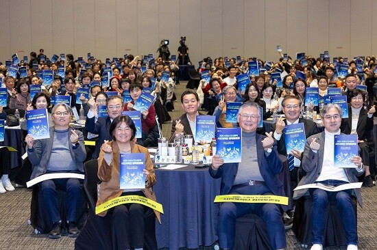 이재준 수원특례시장이 도시정책 시민계획단 원탁토론회에 참석해 시민들과 기념촬영하고 있다. 사진=수원특례시 제공