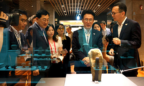 APEC 정상회의 점검을 위해 지난 7월 국립경주박물관을 찾은 김민석 국무총리(오른쪽 두번째)가 주낙영 시장(왼쪽 두번째)와 전시실을 둘러보고 있다. 사진=경주시 제공