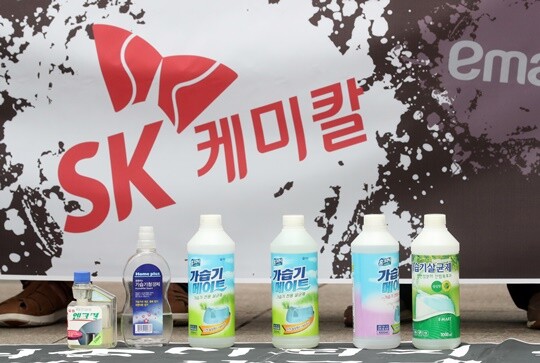 지난 9월 4일 애경산업은 서울서부지방법원에 SK케미칼을 상대로 제조물책임에 기한 구상금 청구 소송을 제기했다. SK케미칼이 생산한 가습기살균제 제품. 사진=연합뉴스
