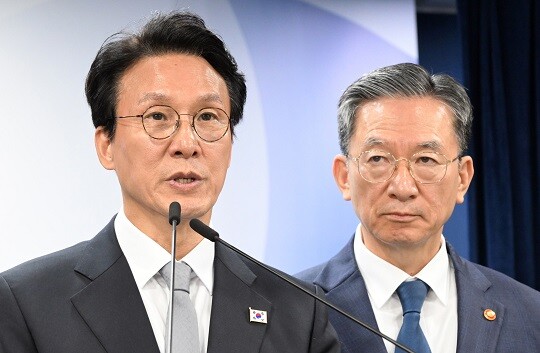 김민석 국무총리가 11월 18일 오후 서울 종로구 정부서울청사에서 론스타 ISDS 취소위원회의 한국 정부 승소 결정과 관련해 브리핑을 하고 있다. 사진=임준선 기자