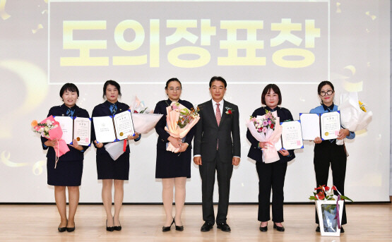 최학범 의장이 어린이 교통사고 제로화 촉진대회에 참석해 시상을 갖는 모습. 사진=경남도의회 제공