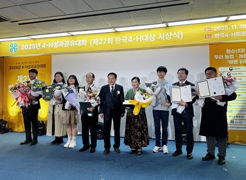 박장수 한국4-H양평군본부 회장(왼쪽 네번 째)을 비롯한 수상자들이 기념촬영을 하고 있는 모습. 사진=한국4-H양평군본부 제공