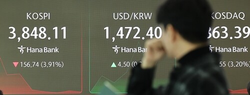 11월 21일 서울 중구 하나은행 본점 딜링룸 현황판에 코스피 지수가 표시돼 있다. 전날 코스피는 엔비디아의 깜짝 실적에 1.92% 상승, 사흘 만에 4000선을 재탈환했으나 하루 만에 4000선을 내줬다. 사진=연합뉴스