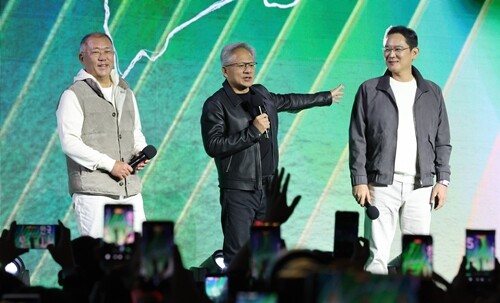 정의선 현대차그룹 회장, 젠슨 황 엔비디아 최고경영자(CEO)와 이재용 삼성전자 회장(왼쪽부터)이 지난 10월 30일 코엑스에서 열린 엔비디아 지포스 게이머 페스티벌에 참석했다. 사진=박정훈 기자