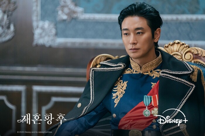 주지훈이 착용한 두 개의 훈장 중 하나가 독일 나치당의 3급 근속 훈장의 디자인과 비슷해 논란을 불러일으켰다. 사진=월트디즈니컴퍼니코리아 제공