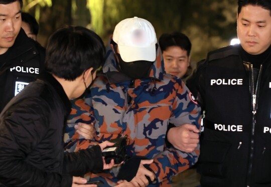 압수수색 과정에서 도주한 도이치모터스 주가조작 사건 공범이 20일 충주시 소재 휴게소에서 체포, 서울 광화문 김건희특검 조사실로 압송되고 있다. 사진=연합뉴스