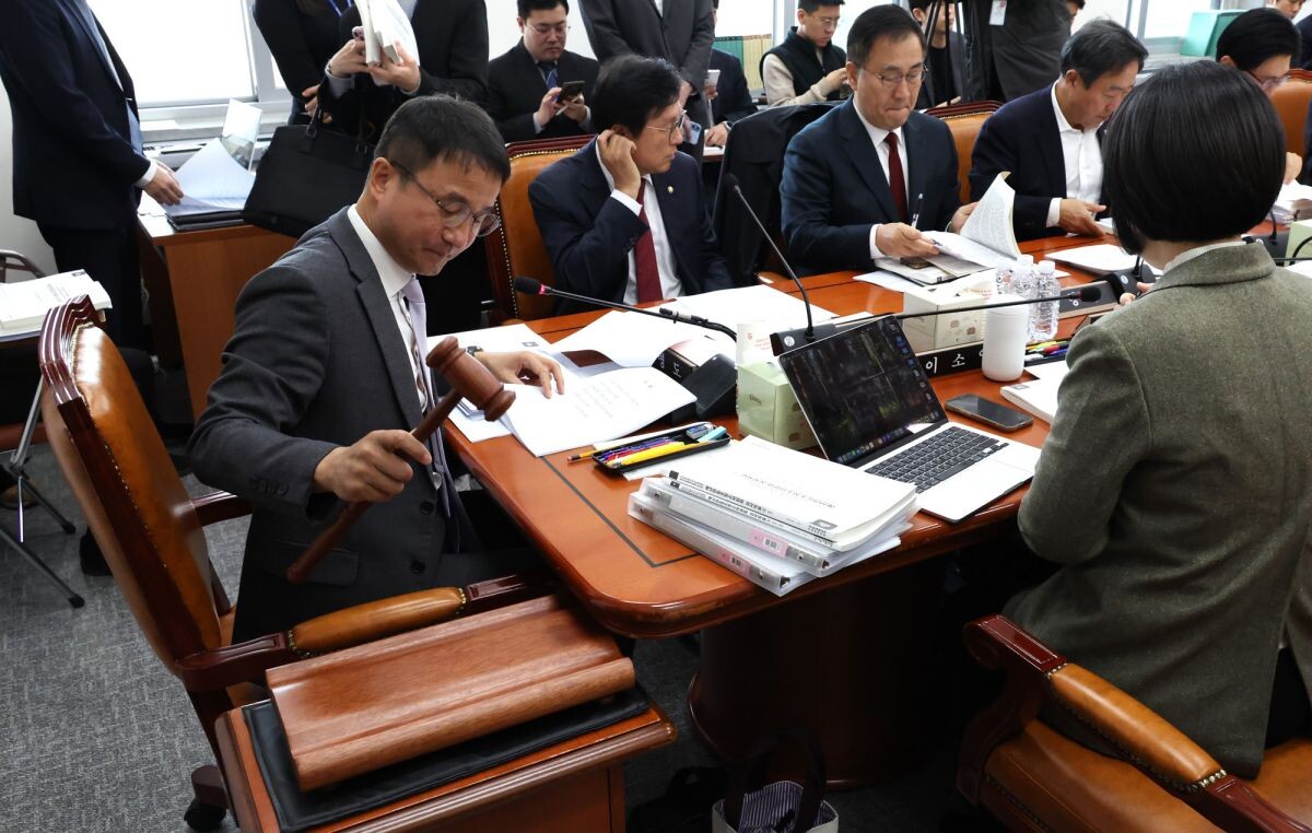국회 예산결산특별위원회 한병도 위원장이 17일 국회에서 열린 제1차 예산안등조정소위원회에서 의사봉을 두드리고 있다. 사진=박은숙 기자