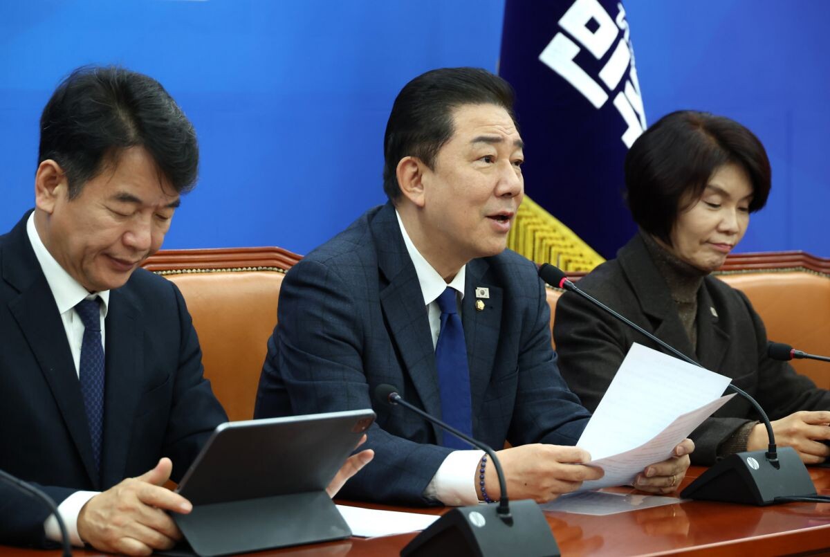 김병기 원내대표가 25일 국회에서 열린 원내대책회의에서 발언하고 있다. 사진=박은숙 기자