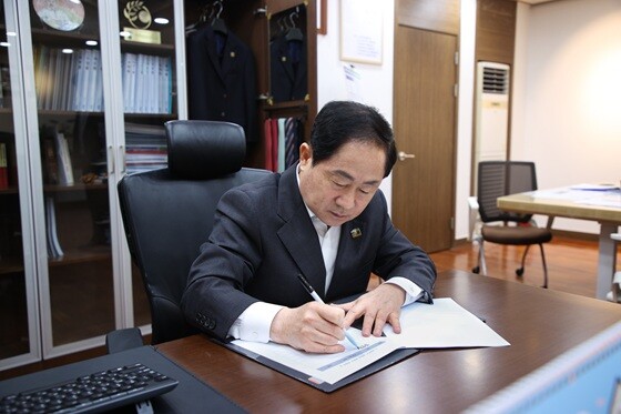 2025년 4월 7일 헌법재판소 심리 촉구 탄원서에 서명하는 주광덕 남양주시장. 사진=남양주시 제공