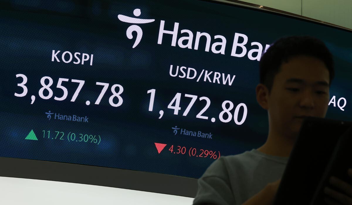11월 25일 서울 중구 하나은행 본점 딜링룸에서 딜러들이 업무를 보고 있다. 사진=연합뉴스