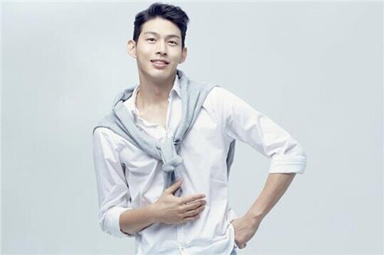 그룹 UN 출신 배우 최정원(44)이 최근 그를 둘러싼 상간 소송과 논란에 대해 관련 판결문을 공개하고 직접 입장을 밝혔다. 사진=디모스트엔터테인먼트 제공