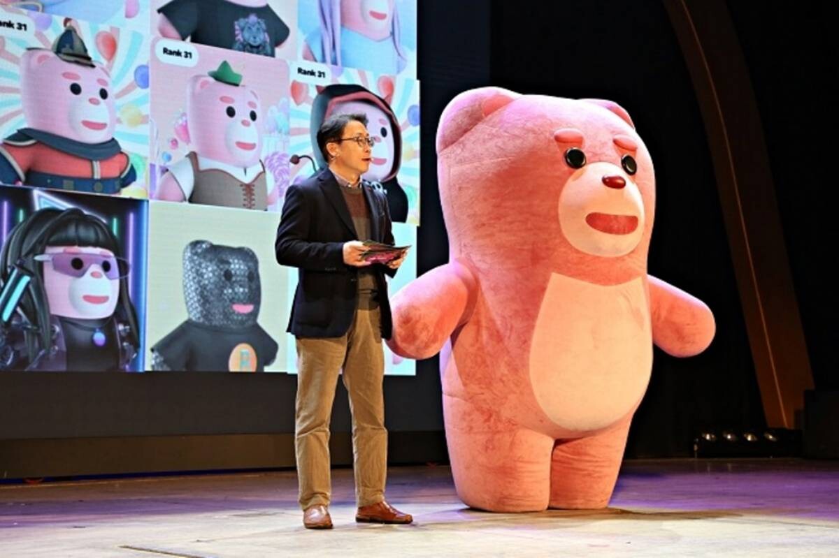 2023년 2월 롯데홈쇼핑이 서울 송파구 롯데월드에서 벨리곰 NFT 보유자들을 대상으로 연 밤샘 파티 현장에서 김재겸 롯데홈쇼핑 대표가 발언하고 있는 모습. 사진=롯데홈쇼핑 제공