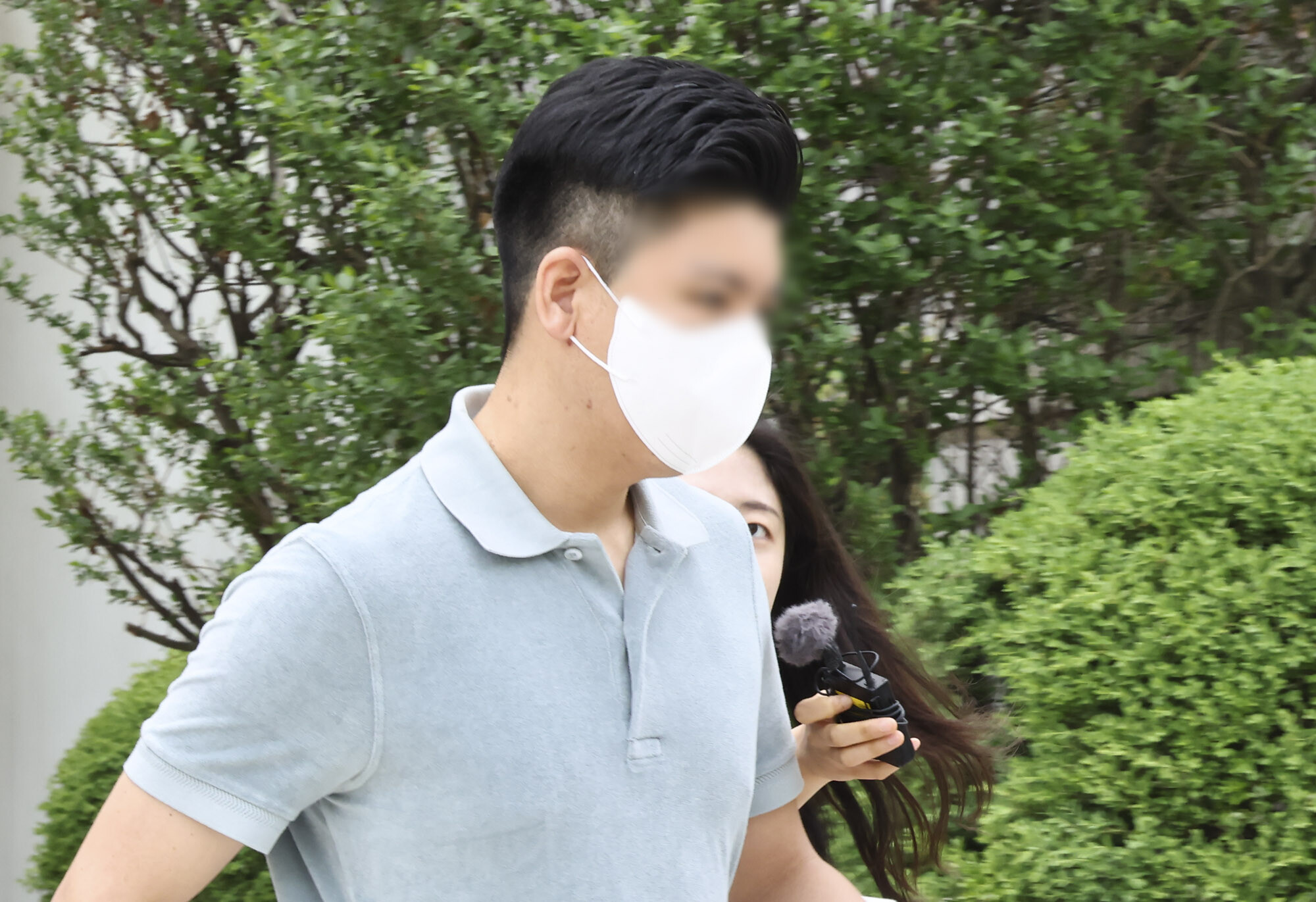 마약 투약 혐의를 받는 이철규  국민의힘 의원 아들이 2025년 4월 23일 영장실질심사를 마치고 호송차량으로 이동하고 있다. 사진 = 박정훈 기자