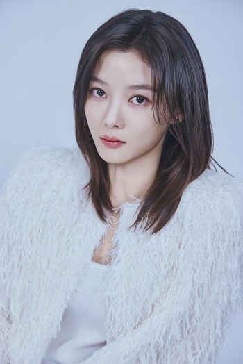 티빙 오리지널 드라마 ‘친애하는 X’에서 배우 김유정(26)은 잔혹한 본성을 숨긴 대한민국 톱배우 백아진을 연기했다. 사진=티빙 제공