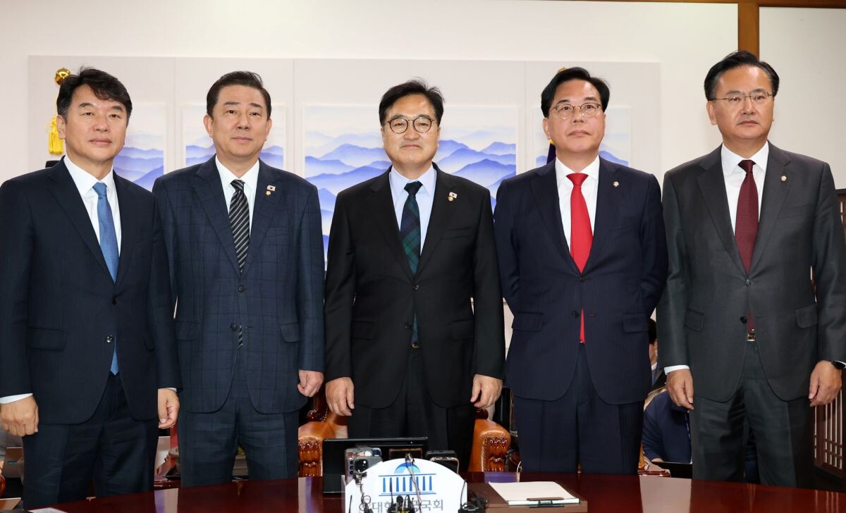 우원식 국회의장(가운데)과 김병기 더불어민주당(왼쪽에서 두 번째), 송언석 국민의힘 원내대표(오른쪽에서 두 번째)가 27일 국회 의장실에서 열린 여야 원내대표 회동에서 기념촬영을 하고 있다. 사진=박은숙 기자