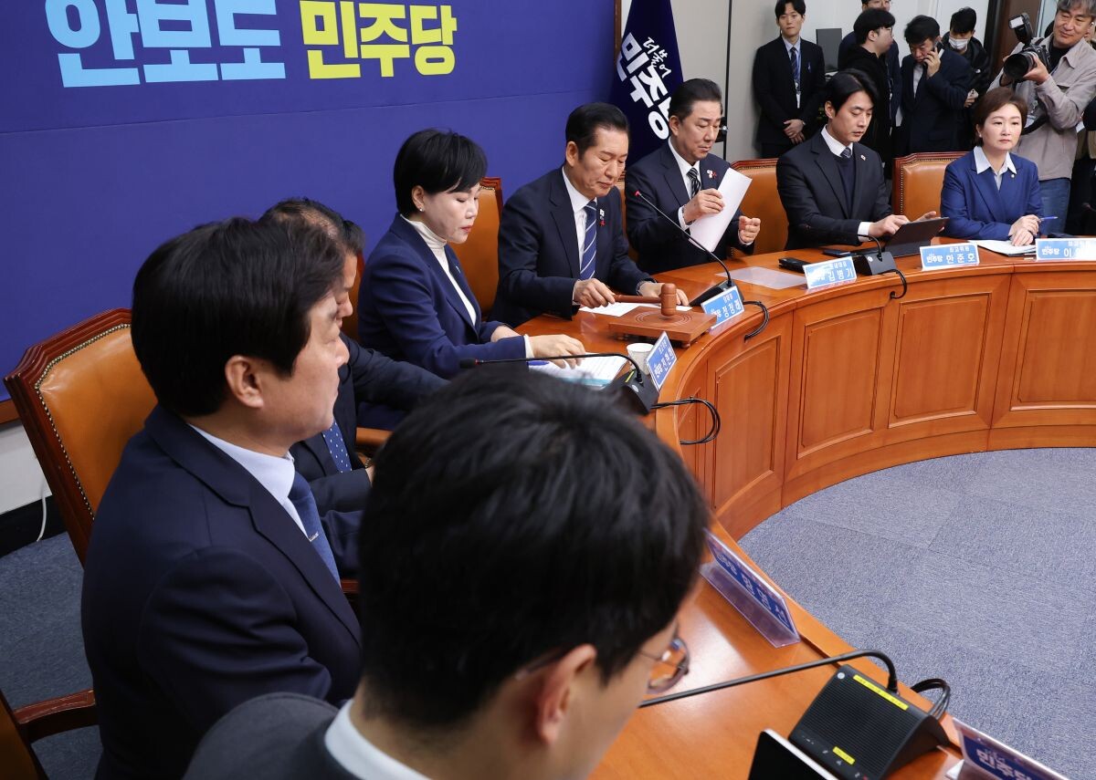 정청래 대표가 1일 서울 여의도 국회에서 열린 최고위원회의에서 의사봉을 두드리고 있다. 사진=연합뉴스