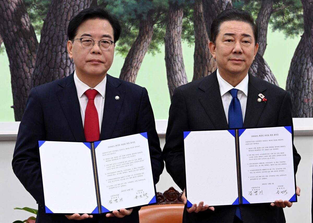 2일 오전 국회 운영위원장실에서 열린 여야원내대표회동에서 김병기(오른쪽) 원내대표와 송언석 원내대표가 기념사진을 찍고 있다. 사진=박은숙 기자