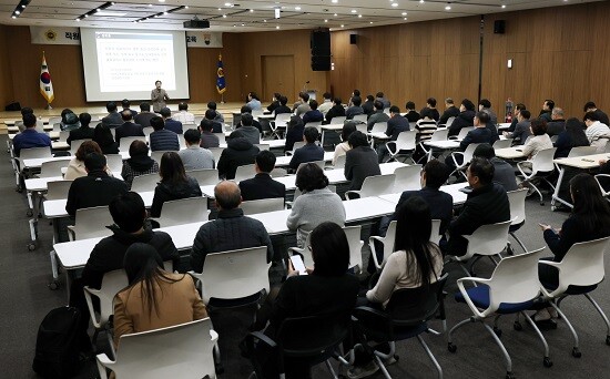경기도의회가 2일 의회사무처 전직원 대상 '성희롱 성폭력 예방교육'을 실시하고 있다. 사진=경기도의회 제공