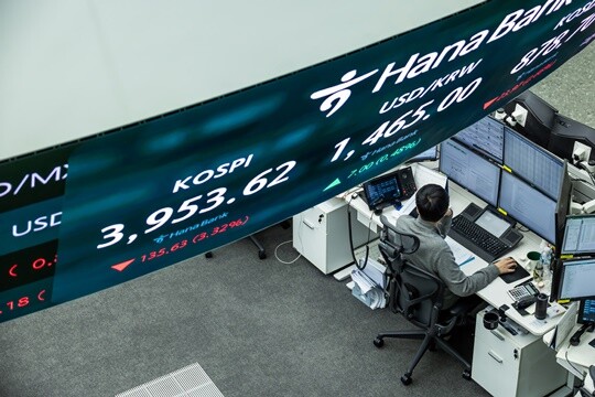 상승장에서 외면을 받던 코스피 중소형주와 코스닥 주가가 꿈틀대기 시작했다. 11월 18일 서울 중구 하나은행 딜링룸 전광판에 지수가 표시되고 있다. 사진=최준필 기자