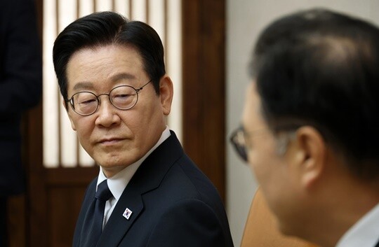 정부의 코스닥시장 활성화 대책에 대한 기대감이 투심 개선 요인으로 작용하고 있다. 이재명 대통령의 공약이기도 한 의무공개매수제도는 코스닥 시장의 구조적 저평가를 완화할 요인으로 꼽힌다. 지난 11월 4일 시정연설을 위해 국회를 방문한 이재명 대통령. 사진=국회사진기자단
