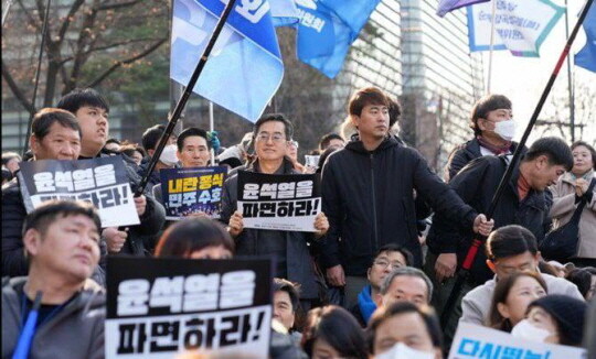 지난 겨울 '윤석열을 파면하라'라는 피켓을 들고 시위에 참석한 김동연 지사. 사진=김동연 SNS