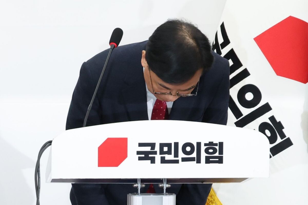 송언석 원내대표가 3일 국회에서 기자회견을 열고 비상 계엄 사태에 대해 사과한 뒤 고개숙여 인사하고 있다. 사진=박은숙 기자