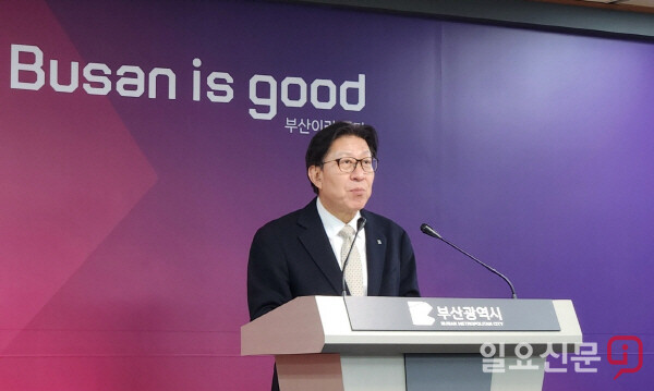 박형준 부산시장이 국비 10조원 시대를 알리는 기자회견 장면. 사진=하용성 기자